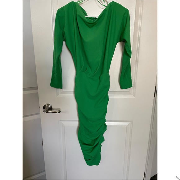 AX Paris | slash neck midi body-conscious dress in bright green - Picture 5 of 9
